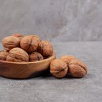 الجوز مع القشرة